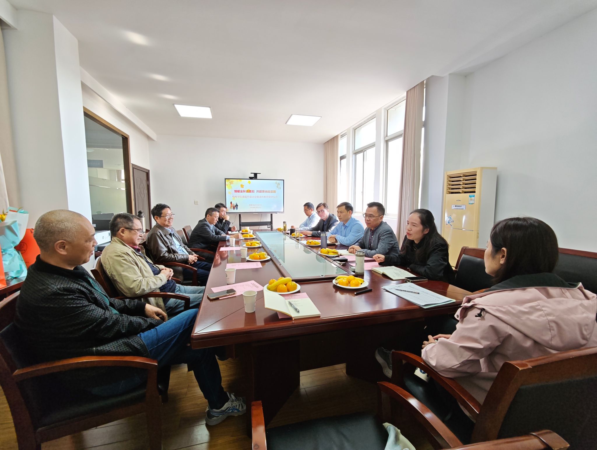 百家乐预测软件
举办重阳节座谈会暨退休教师荣休仪式